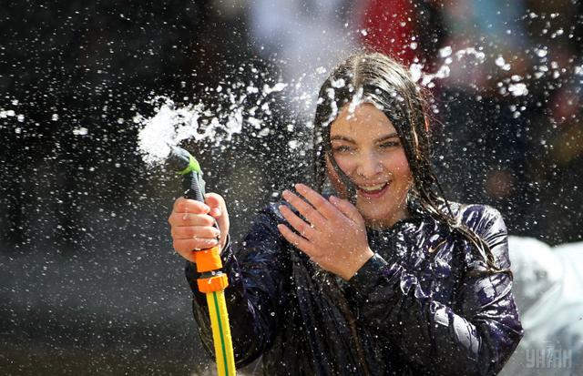 Wet Monday in Lviv: water battles on Ploshcha Rynok 05