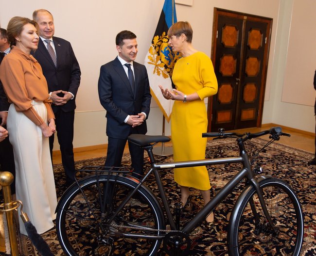Президент Естонії подарувала Зеленському іменний велосипед 04