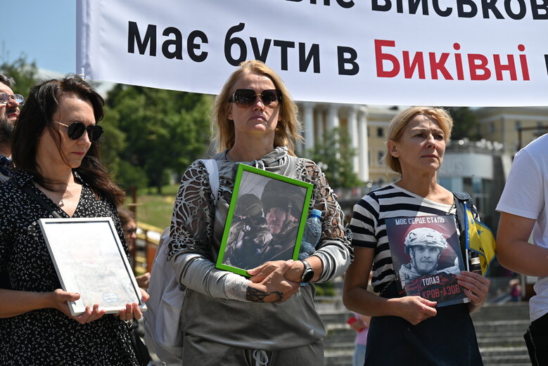 Родные павших защитников Украины потребовали создать под Киевом военное кладбище 03