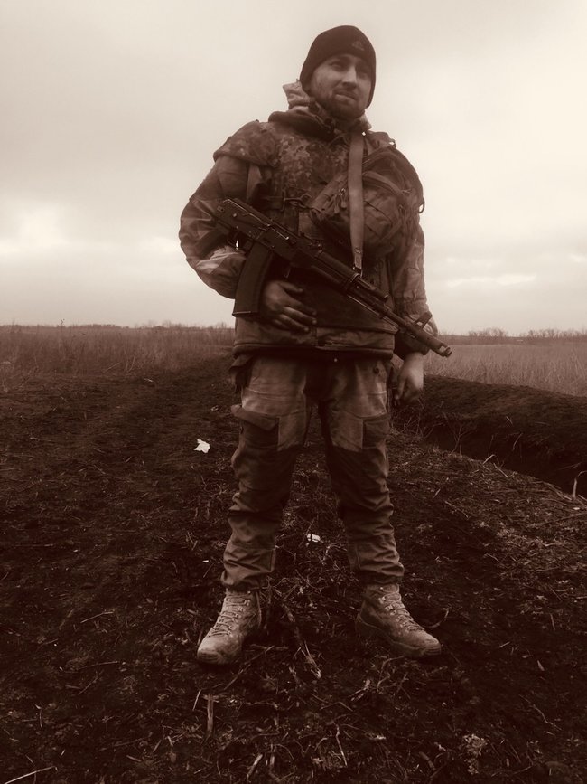 Тату, немає мені заміни, не можу кинути підрозділ: Народний герой України, доброволець Назар Опришко, друг Бористень, був на фронті до останнього, поки не відмовили нирки 03