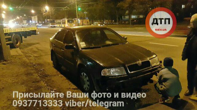 Легковушка в Киеве влетела в остановку 01