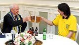 Азаров в рабочее время употребил проигранное шведом пиво. ФОТОрепортаж