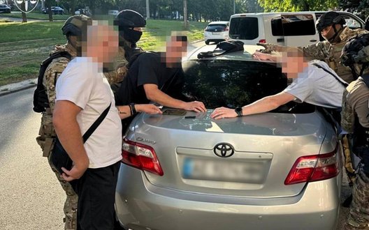 Троє чоловіків пограбували волонтера та викрали кошти, зібрані на авто для військових. ФОТОрепортаж