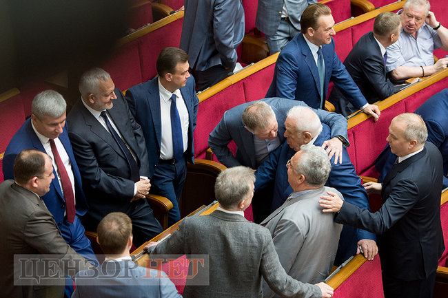 Зеленский с булавой, отвернувшийся Порошенко, Савченко в медалях, смеющиеся Луценко и Грицак, - инаугурация шестого Президента Украины Зеленского 09
