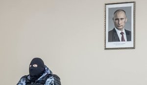 Работа под названием "Два шурупа": Из здания ОВД в Москве убрали портрет Путина, который попал на известную фотографию с омоновцем. ФОТО