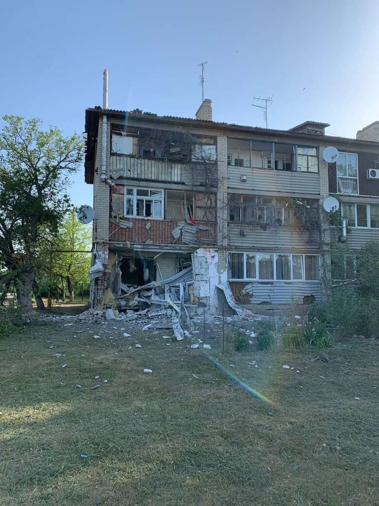 Ворог кілька годин гатив по житлових кварталах Комишувахи Запорізької області, багато серйозних руйнувань, - ОВА 08