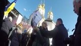 "Ви погано поводитеся", - в Чернігові співробітник охорони Порошенка під час виступу глави держави вирвав у активіста плакат з написом "А що там Свинарчук?". ВIДЕО