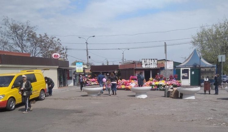 Підприємці взяли штурмом 2 ринки і відновили торгівлю в Кам'янському на Дніпропетровщині. ВIДЕО