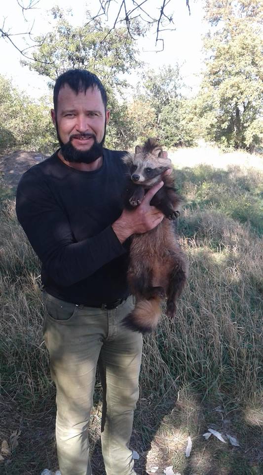 Бердянские активисты спасли енотовидную собаку 01