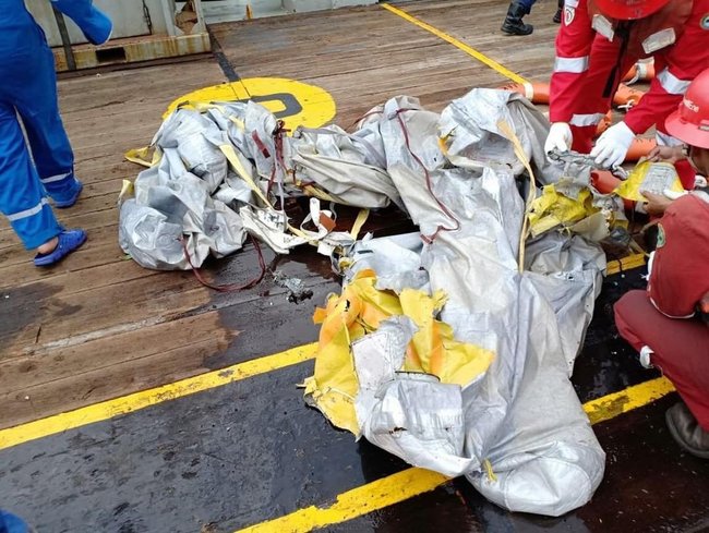 Indonesia’s Lion Air Boeing-737 crashes into sea off Java coast 04