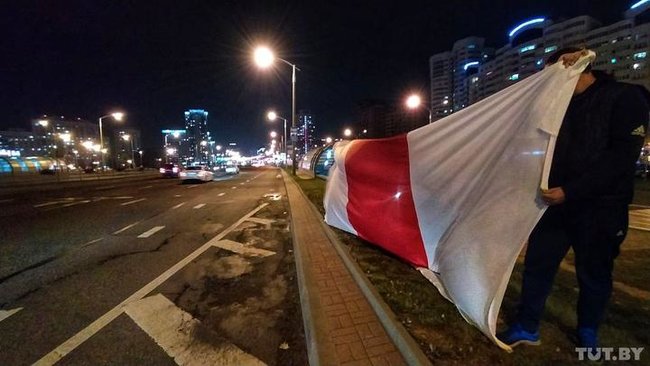 Сотні жінок вийшли на вулиці Мінська з квітами 10