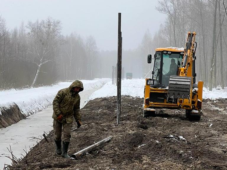 На границе с Беларусью возводятся новые оборонные сооружения 04