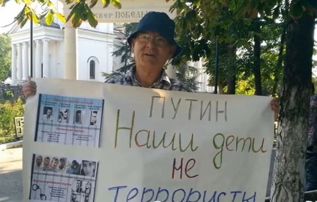 Оккупанты после обысков задержали троих крымских татар 11