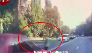 Автомобіль Renault збив хлопця на пішохідному переході на Повітрофлотському проспекті в Києві. ВІДЕО реєстратора