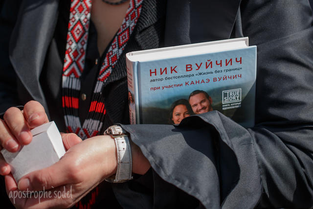Без рук и без ног, но с жаждой жизни: легендарный Ник Вуйчич встретился с бойцами АТО в киевском госпитале 01