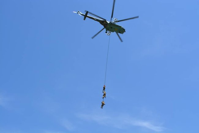Бойцы 81-й ОАБр отработали беспарашютное десантирование и эвакуацию без приземления вертолета, - Минобороны 05