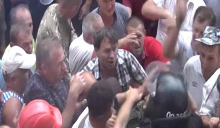Several law enforcers maintaining order outside parliament got beaten up by protesters. VIDEO