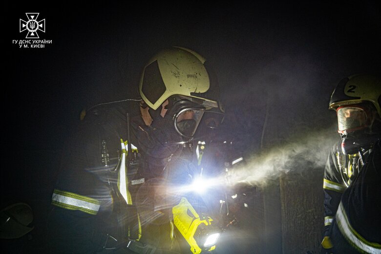 Гелевий акумулятор загорівся та вибухнув у київській багатоповерхівці через коротке замикання 05