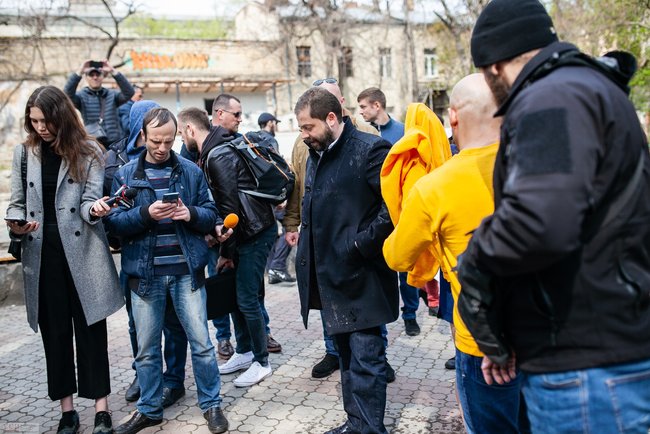 На нардепа Найєма напали та облили нечистотами в Одесі за захист Літнього театру в Міськсаду 03