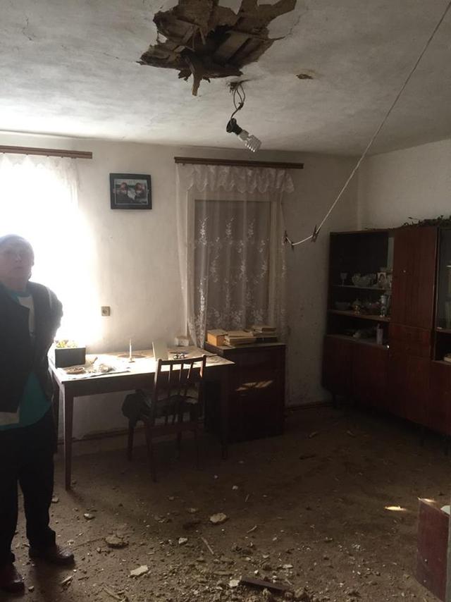 Черговий обстріл бойовиками Авдіївки: мінометний снаряд влучив у житловий будинок, - Нацполіція 02