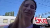 девушка на фоне вагона РЖД в оккупированном Крыму