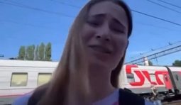 дівчина на фоні вагону ржд в окупованому криму