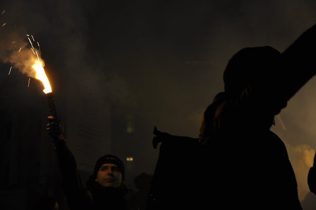 Фаєри і виття сирен на Майдані: члени Національного корпусу протестували проти мера Одеси Труханова 04