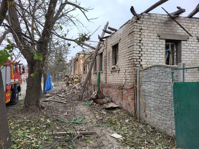 Рашисти вдарили по Куп’янську авіабомбою: Пошкоджено будинки та знищено цивільні авто, поранення дістали 2 особи 05