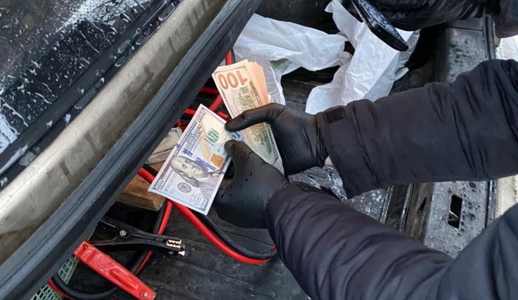 Следователь полиции Киевщины попался на взятке 13 тыс. долл. за закрытие уголовного производства, - ГБР. ФОТО