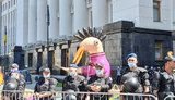 Бойцы Нацгвардии защищают петуха на Банковой от участников митинга. ФОТО дня