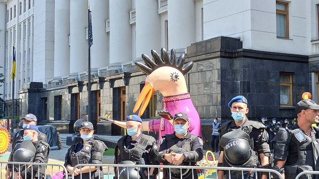 Бойцы Нацгвардии защищают петуха на Банковой от участников митинга 01