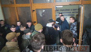 "Нацкорпус" пришел в Нацагентство по возвращению активов из-за "вертолетной площадки Януковича". ВИДЕО+ФОТО