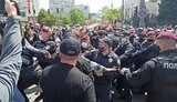 Дело Медведчука: Под Апелляционным судом произошла потасовка, бросали бутылки и фаеры. ВИДЕО+ФОТОрепортаж