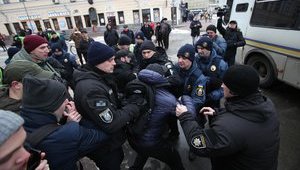 Выломанных дверей и штурма не было, слезоточивый газ применила полиция, - лидер С14 Карась изложил свою версию произошедшего под РОВД на Подоле