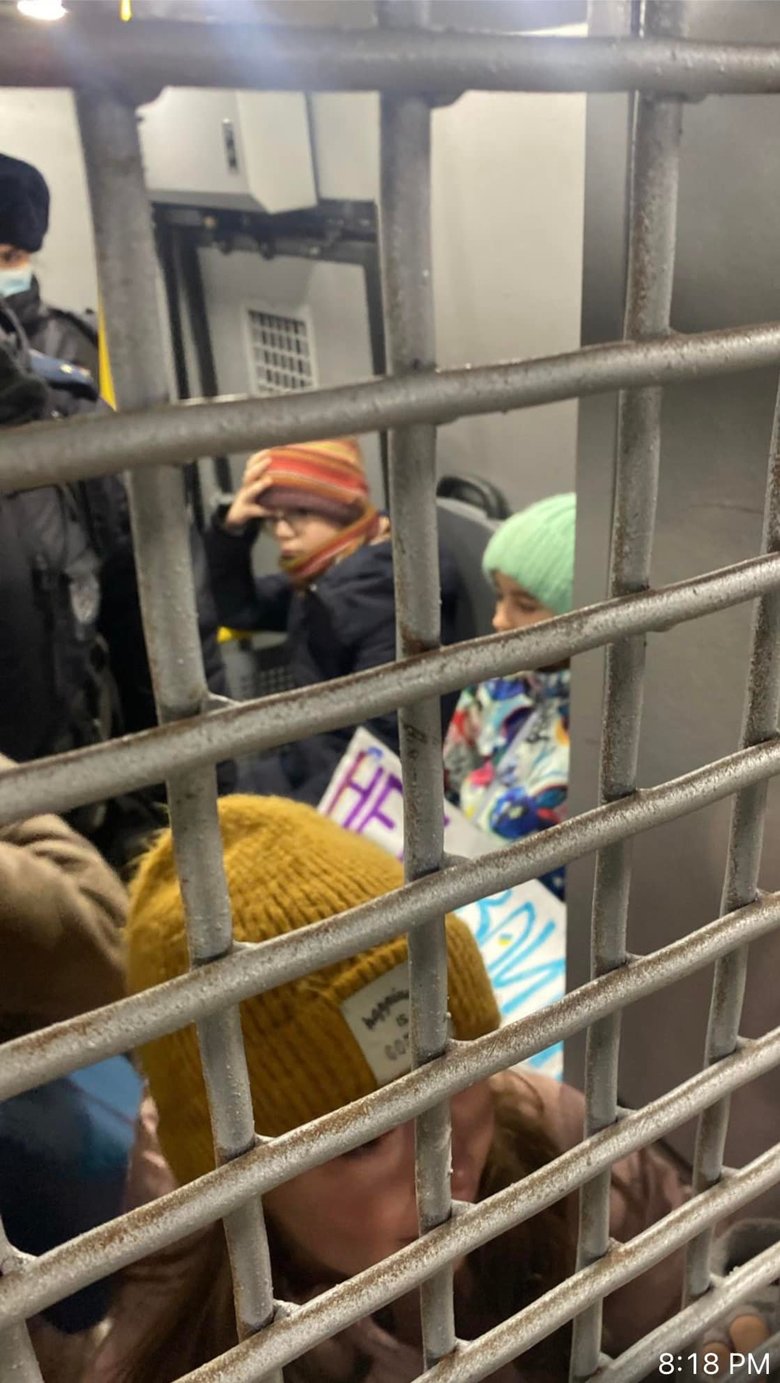 Поліція затримала дітей, які прийшли з плакатами Ні війні до посольства України в Москві 02
