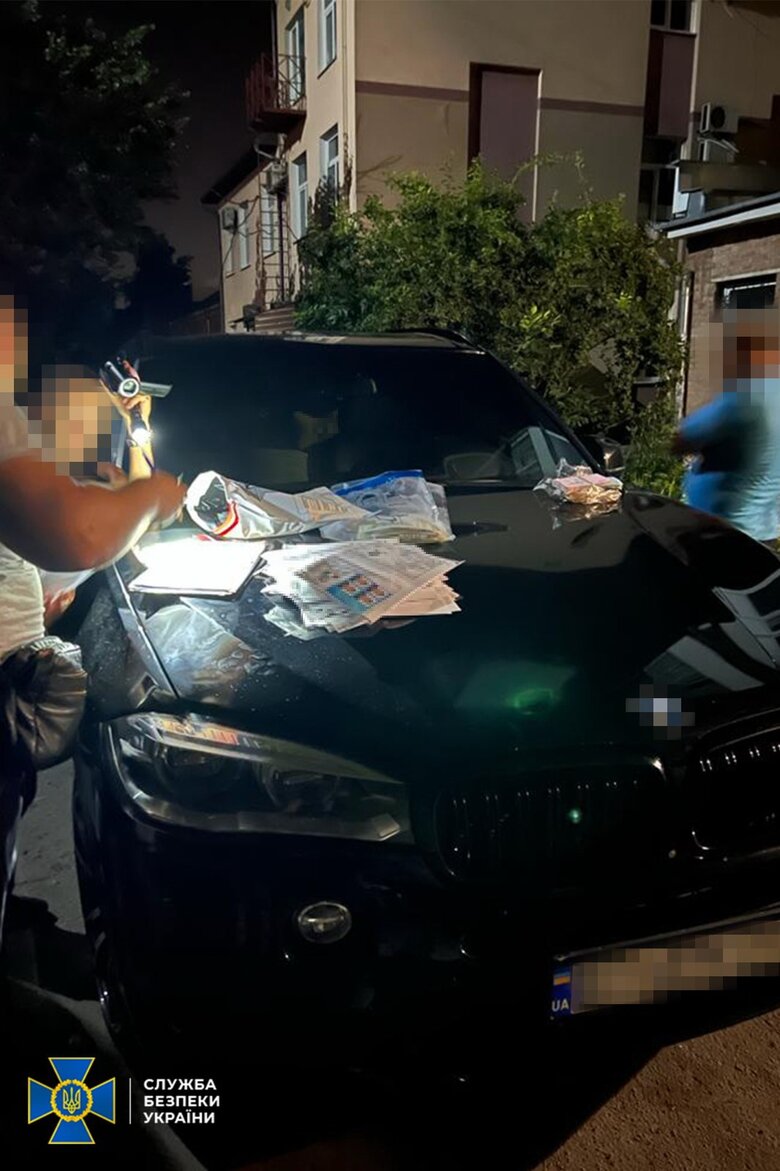Затримано посадовця військкомату на Полтавщині, який за хабарі допомагав чоловікам ухилятися від мобілізації, - СБУ 04