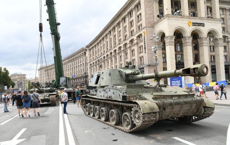 Трофейную российскую технику выставили на Хрещатике 03