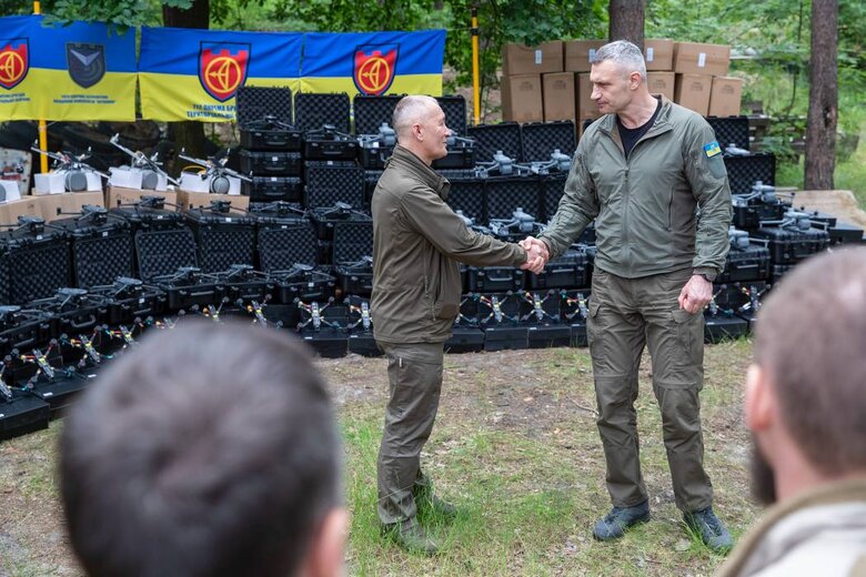 Кличко передал помощь военным