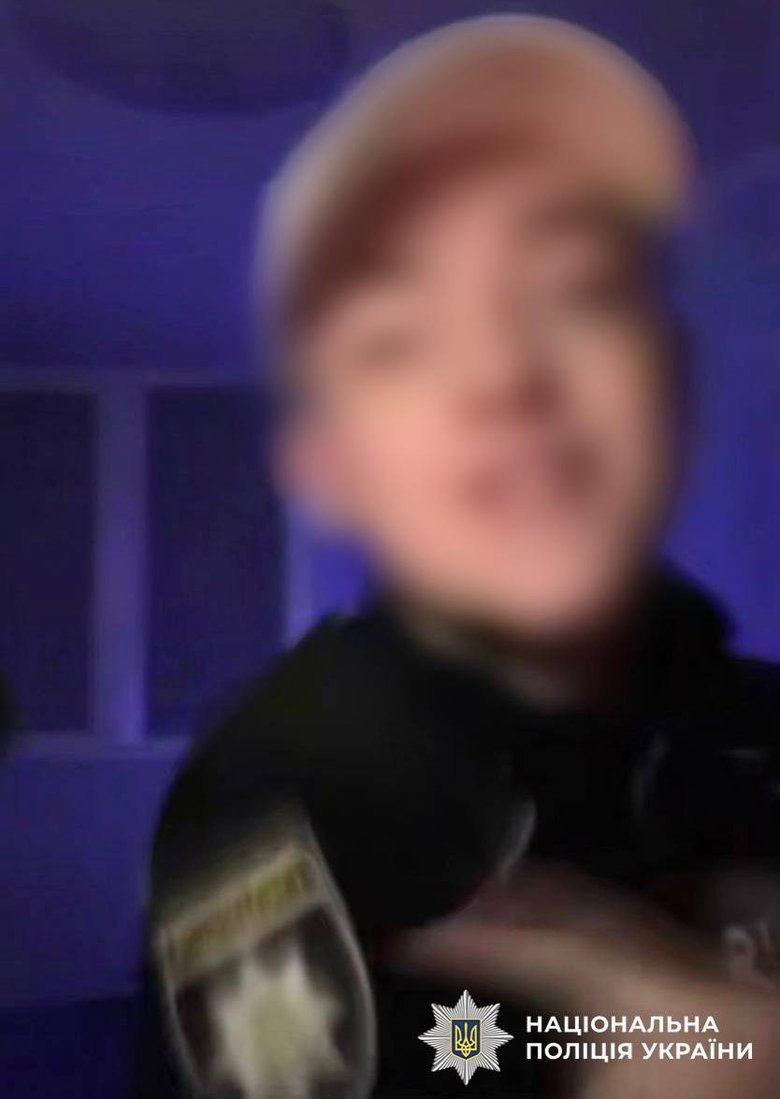 В Киеве парень в форме полиции пел русские песни