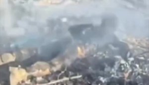 Уцілілий росіянин фільмує результат прильоту: "Вот тела троих пацанов лежат. Там два выгоревших. БК въ#бывает". ВIДЕО 18+