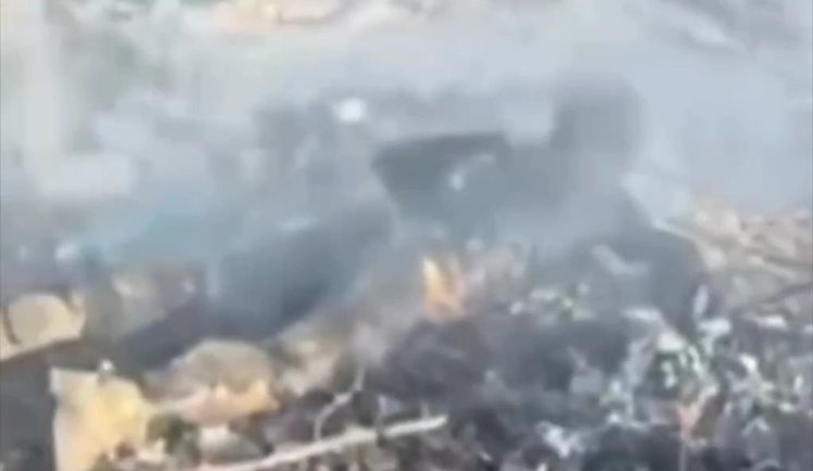 Уцілілий росіянин фільмує результат прильоту: "Вот тела троих пацанов лежат. Там два выгоревших. БК въ#бывает". ВIДЕО 18+