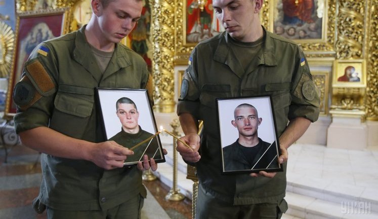 Kyiv paid tribute to national guards killed in explosion outside parliament year ago. PHOTOS