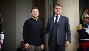 Президент Франції Еммануель Макрон та президент України Володимир Зеленський під час зустрічі в Парижі