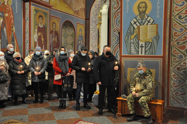 У Києві відбулась панахида за загиблими захисниками Донецького аеропорту 43 У Києві відбулась панахида за загиблими захисниками Донецького аеропорту 43