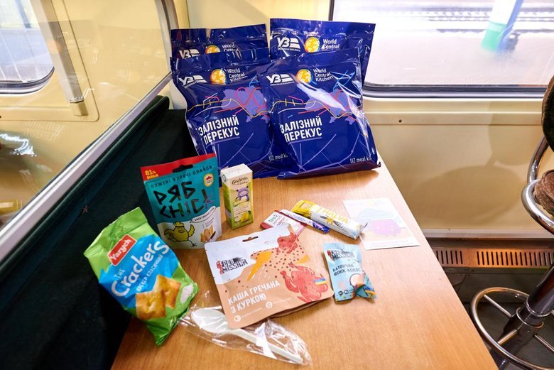 "Укрзалізниця" обладнала 100 вагонів як мобільні пункти незламності