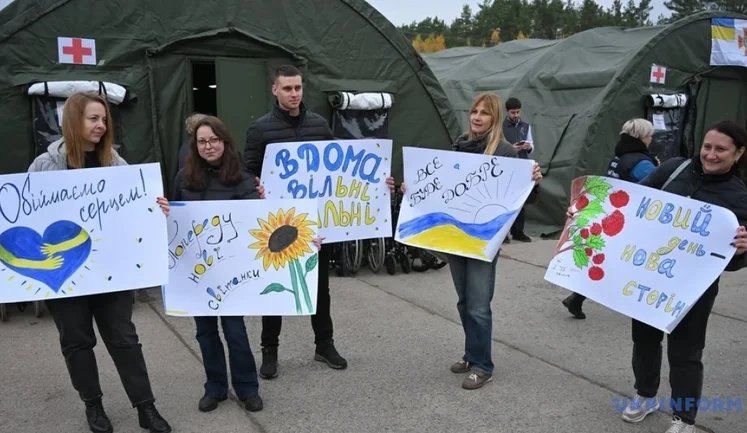 На месте прибытия гуманитарной миссии из оккупированных Олешек развернули штаб помощи. ФОТОрепортаж