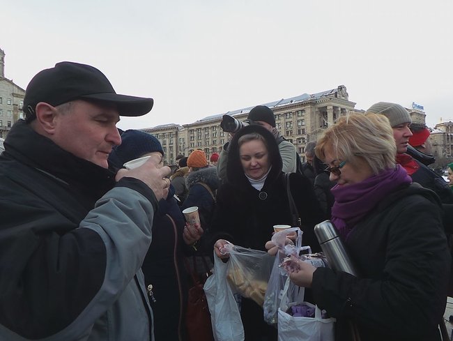 У центрі Києва відбулась акція Кава на Майдані, учасників пригощали тортами та цукерками 05