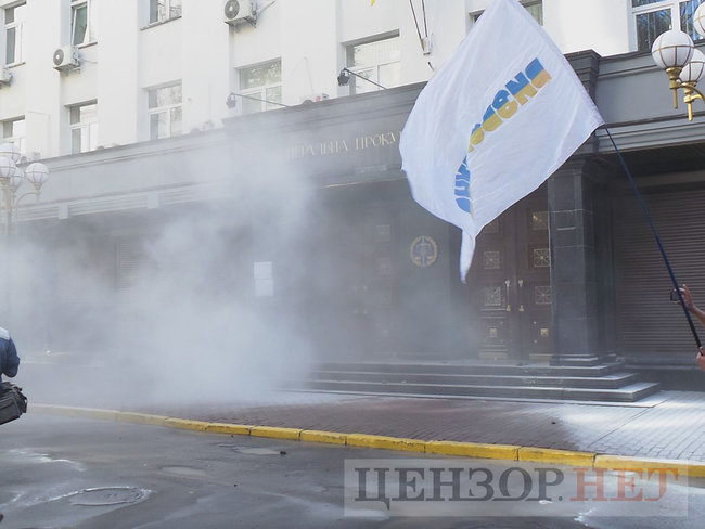Під час мітингу під ГПУ проти екстрадиції в РФ Тумгоєва сталися сутички: мітингувальники бють вікна, їх у відповідь поливають водою зі шлангів 28