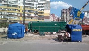 Верх цинизма: Партия регионов, "крышующая" земельный беспредел в Киеве, выставила палатку в поддержку восставших на Маяковского, 4. ФОТО