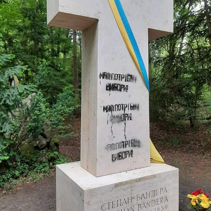 вандалізм на могилі Бандери в Німеччині